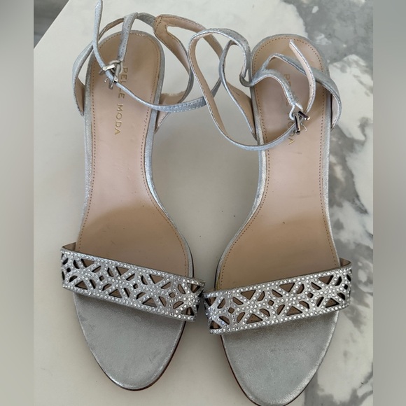 Pelle Moda Silver metallic Strappy Kitten Heels size 7.5 - Picture 3 of 5